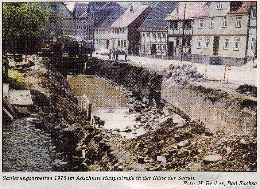 Sanierungsarbeiten 1976 im Abschnitt Hauptstraße in der Nähe der Schule.  Foto: H. Becker, Bad Sachsa